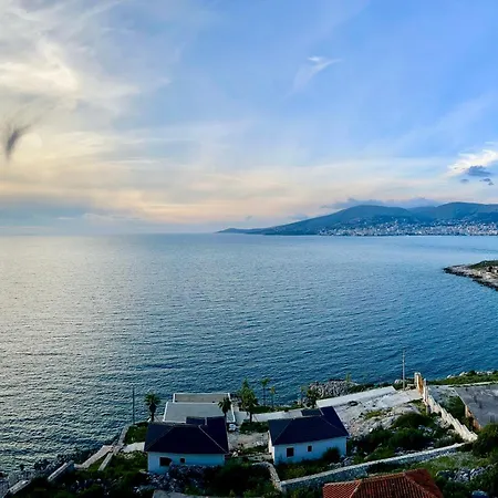 Redi's Seaview Apartment *