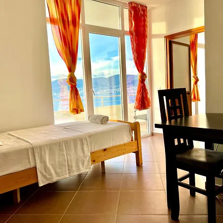 Redi's Seaview Apartment *