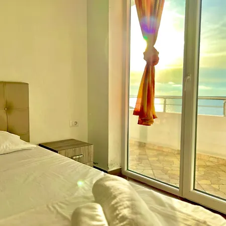 Redi's Seaview Apartment